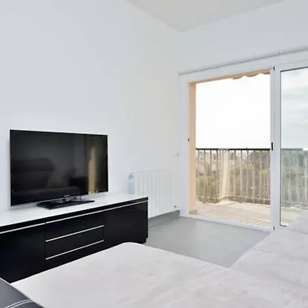Cosy Well Situed With Sea View *